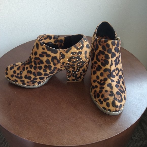 Joan Boyce Leopard Bootie Woman's Size 8 Wide - Picture 3 of 4